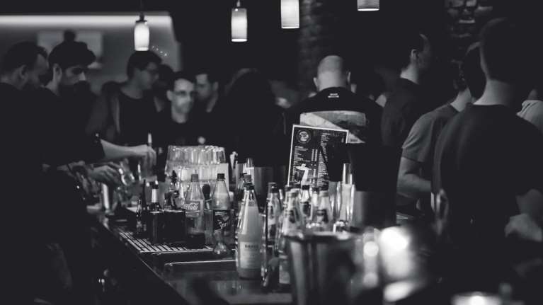 Βαριές &#39;&#39;καμπάνες&#39;&#39; από την ΕΛ.ΑΣ σε δύο κλαμπ στο Γκάζι: Έτρεχαν να κρυφτούν στο πατάρι γιατί είχαν πλαστά πιστοποιητικά