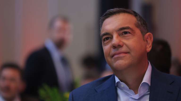 Οι δημοσκοπικές πτήσεις του υπό σύσταση κόμματος Τσίπρα και τα φίλια &quot;πυρά&quot;