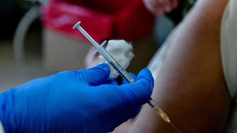 Πλεύρης: Σβήνεται το πρόστιμο για όσους άνω των 60 ετών εμβολιάστηκαν τελικά