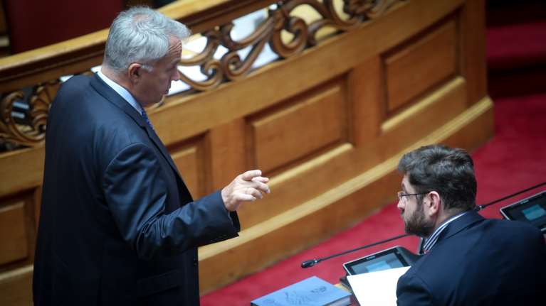 Σύγκρουση Βορίδη - Ζαχαριάδη στη Βουλή: &quot;Δεν πρόκειται να γίνουν εκλογές με... σκάνερ&quot;