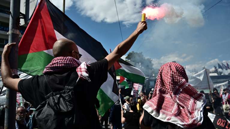 Πορεία υπέρ της Παλαιστίνης στην Αθήνα για τα 77 χρόνια από την &quot;Νάκμπα&quot; - Καπνογόνα έξω από την πρεσβεία του Ισραήλ