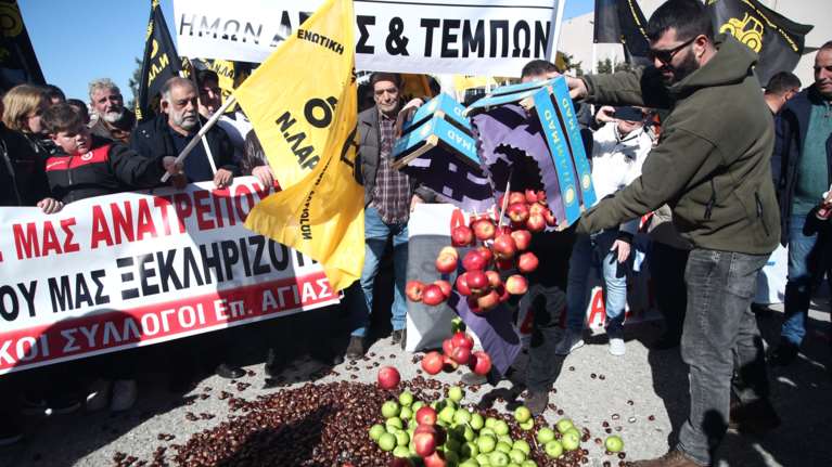 "Αγριεύουν" οι αγρότες: Ενισχύονται τα μπλόκα - Την Τρίτη οι αποφάσεις για την επόμενη μέρα των κινητοποιήσεων