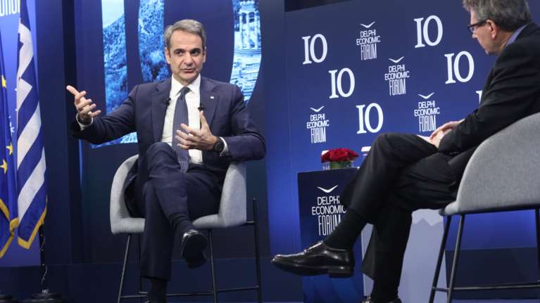 Φόρουμ των Δελφών - Μητσοτάκης: &quot;Είμαι ικανοποιημένος που ο Τραμπ πάτησε το κουμπί της παύσης στους δασμούς&quot;