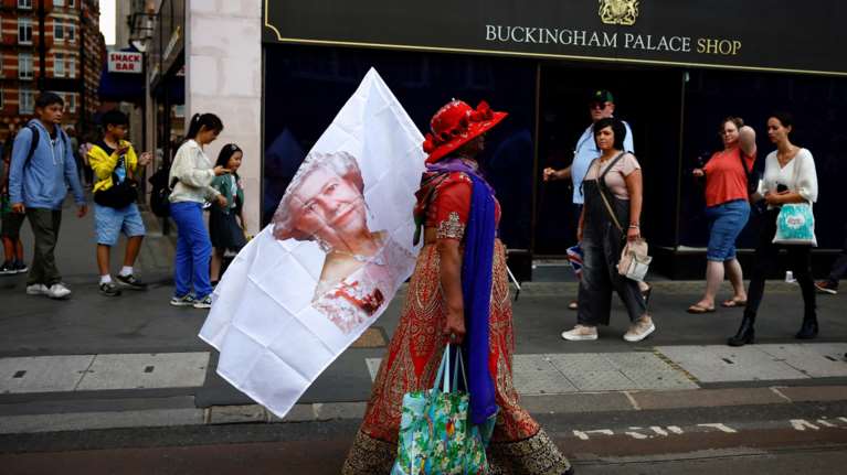 Βασίλισσα Ελισάβετ: Σήμερα ξεκινά το τελευταίο της ταξίδι - Η διαδρομή που θα ακολουθήσει η σορός μέχρι το Μπάκιγχαμ