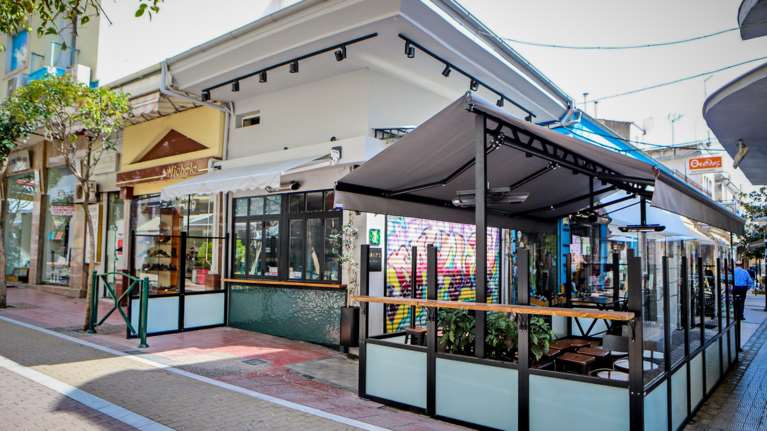 Κορονοϊός: 127 συλλήψεις για ανοιχτά κομμωτήρια, καφενεία, ταβέρνες