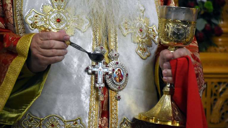 Η Ομοσπονδία Νοσοκομειακών Γιατρών ξεκαθαρίζει: Οι συστάσεις για κορονοϊό δεν εξαιρούν τη Θεία Κοινωνία