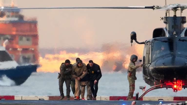 ΗΠΑ: Η στιγμή της μεταγωγής του Νικολάς Μαδούρο στο δικαστήριο της Νέας Υόρκης - Με χειροπέδες [βίντεο]