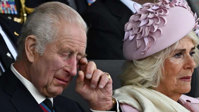 H στιγμή που ο βασιλιάς Κάρολος και η Καμίλα δακρύζουν - Γιατί λύγισαν σε εκδήλωση για την απόβαση στη Νορμανδία [Εικόνες]