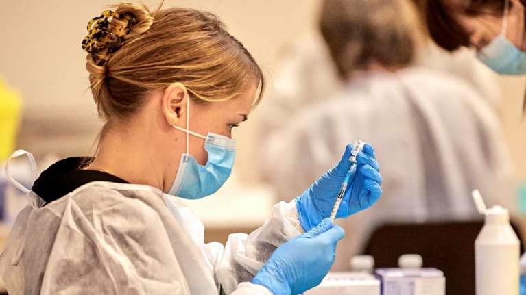 Μετάλλαξη Δέλτα: Συναγερμός για  πιθανές τοπικές &quot;αναφλέξεις&quot; του κορονοϊού μέσα στο καλοκαίρι - Οι συστάσεις των ειδικών