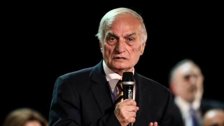 Σε κρίσιμη κατάσταση νοσηλεύονται ο Μανώλης Μαυρομμάτης και η σύζυγός του - Μετά τη φωτιά στο σπίτι τους