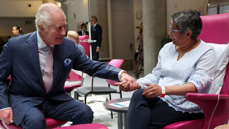 Η επιστροφή του βασιλιά Καρόλου: Σε ασθενείς με καρκίνο η πρώτη δημόσια επίσκεψη, ενώ ο ίδιος συνεχίζει τις θεραπείες