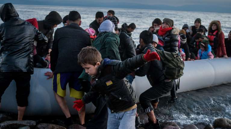 Άδεια διαμονής για να εργαστούν σε μετανάστες που ζουν στην Ελλάδα τρία χρόνια - Πυρά Σαμαρά, ζητά να αποσυρθεί η τροπολογία