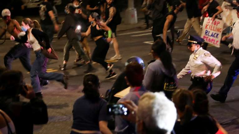 Τζορτζ Φλόιντ: Ανεξέλεγκτη η &quot;φωτιά&quot; στις ΗΠΑ -  Αστυνομικοί πυροβόλησαν και σκότωσαν 19χρονο στο Ντιτρόιτ [βίντεο]