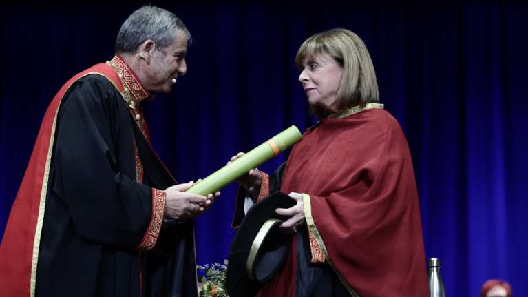 Η ΠτΔ Κατερίνα Σακελλαροπούλου παρέλαβε το "Βραβείο Δημοκρατίας της Πόλης των Αθηνών" από τον Χάρη Δούκα