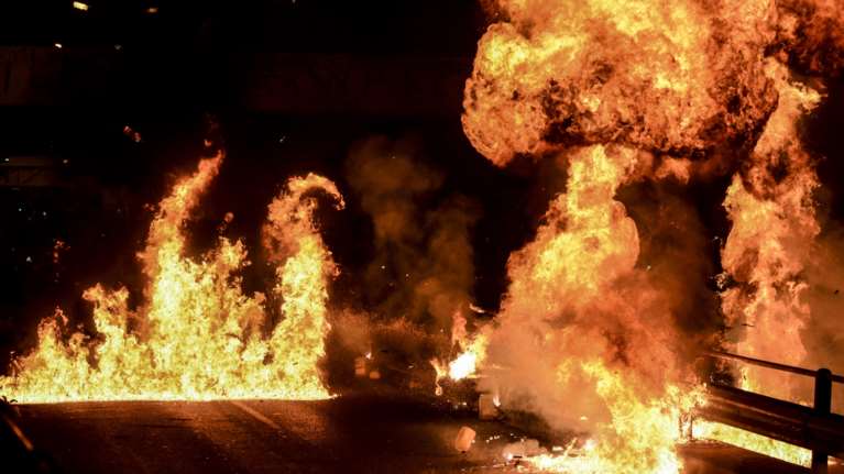 Νέος Κόσμος: &quot;Πόλεμος&quot; με μολότοφ και βεγγαλικά μετά το Χριστός Ανέστη [βίντεο]