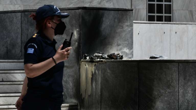 Σχολική τσάντα πήρε φωτιά έξω από τον Άρειο Πάγο - Επί τόπου η ΕΛΑΣ