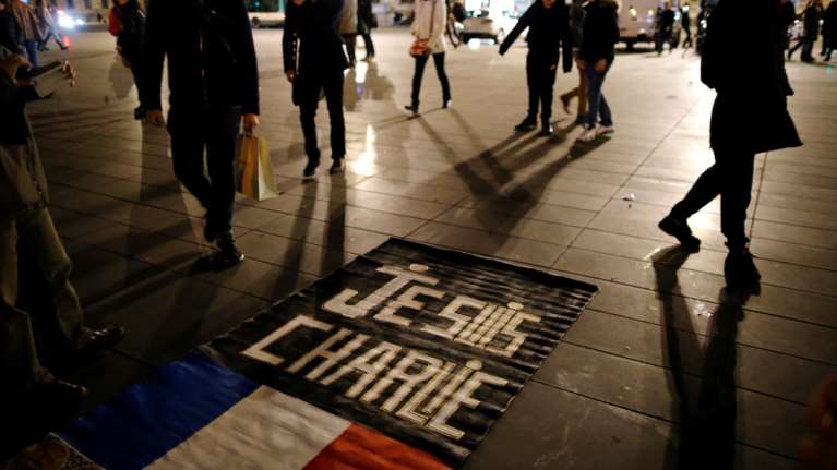 Σοκάρει ο Πακιστανός που επιτέθηκε με μπαλτά στα παλιά γραφεία του Charlie Hebdo- &quot;Ήθελα να σκοτώσω, να εκδικηθώ για τον Προφήτη&quot;