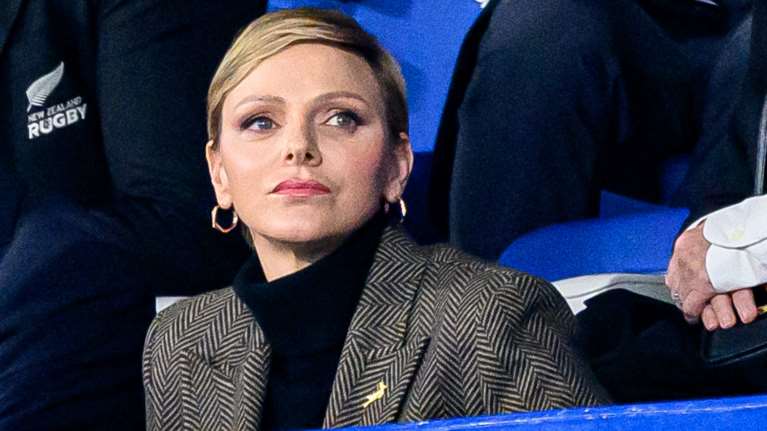 Η πριγκίπισσα Σαρλίν και το παλτό των 5.000 €: Η εμφάνιση στο γήπεδο που ξεπέρασε τις 10.000 ευρώ