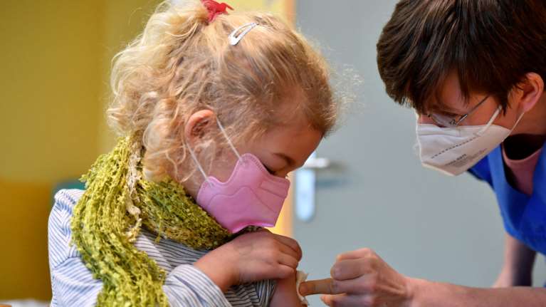 Εμβολιασμοί παιδιών 5-11 ετών: Ξεκινούν από Τετάρτη σε 5 σημεία - 30.000 ραντεβού με το "καλημέρα"