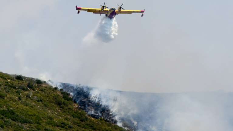 Φωτιά καίει δάσος στο Παραδείσι Αγρινίου - Θυελλώδεις οι άνεμοι στην περιοχή