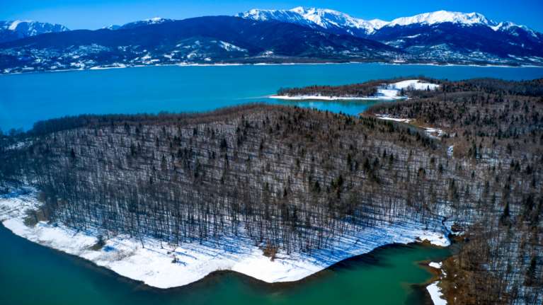 Λίμνη Πλαστήρα: Εντυπωσιακές εικόνες από το χιονισμένο τοπίο - Πανδαισία χρωμάτων στα παγωμένα νερά