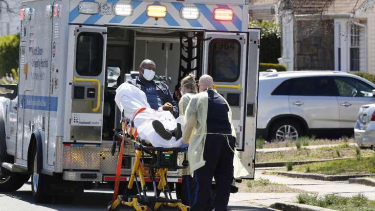 ΗΠΑ: Κρούσματα σε αριθμούς ρεκόρ, το σύστημα υγείας βρίσκεται στα όριά του - Πάνω από 240.000 νεκροί