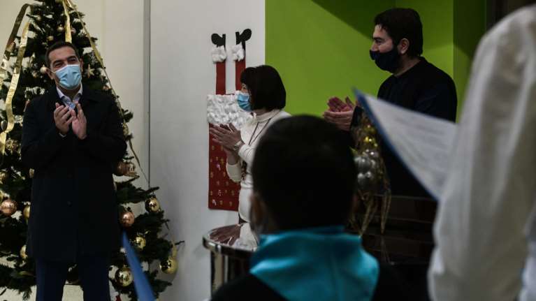 Πρώτα κάλαντα και μετά... Bella Ciao για τον Αλέξη Τσίπρα [βίντεο]