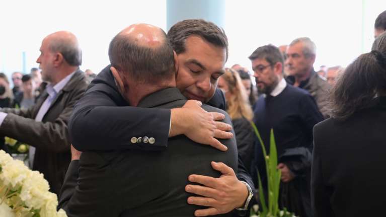 Τραγωδία στα Τέμπη: Θρήνος στην πολιτική κηδεία του Βάιου Βλάχου στην Καρδίτσα - Παρών και ο Αλέξης Τσίπρας