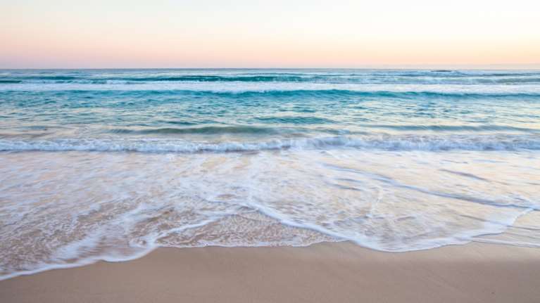 Ηράκλειο: Στη ΜΕΘ δίχρονο αγοράκι που κινδύνευσε να πνιγεί στη θάλασσα - Συνελήφθη η μητέρα του