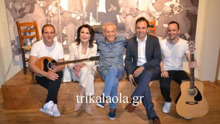 Κεφάτη η Γιάννα Αγγελοπούλου στο μουσείο Τσιτσάνη - Τραγουδά &quot;Στα Τρίκαλα στα δυο στενά&quot;