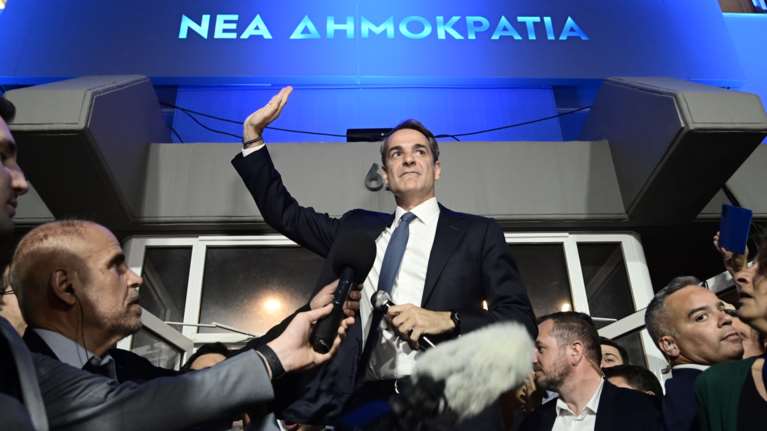 Συγκινημένος ο Μητσοτάκης: Σήμερα όλη η Ελλάδα είναι μπλε στην κυριολεξία - Η σημερινή νίκη ανήκει σε όλους εσάς [βίντεο]