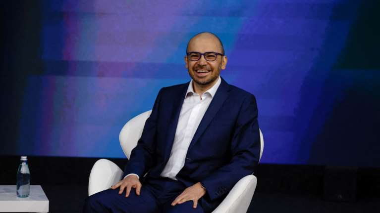 &quot;O υπερήρωας της Τεχνητής Νοημοσύνης&quot; Ντέμης Χασάμπης: Γκραν μετρ στο σκάκι στα 13, τέλειωσε το σχολείο στα 16, φέτος πήρε Νόμπελ