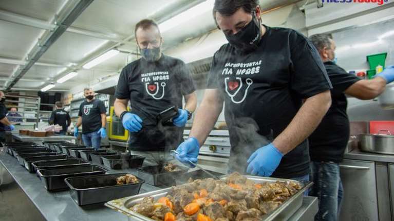 Συνταγή ανθρωπιάς: Μαγειρεύουν για τους ήρωες των νοσοκομείων οι εστιάτορες της Σίνδου [εικόνες]