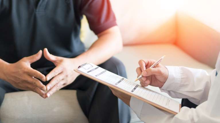 Καρκίνος παχέος εντέρου: Γιατί αυξάνονται τα περιστατικά σε άνδρες κάτω των 50 ετών - Οι μεγαλύτεροι παράγοντες κινδύνου