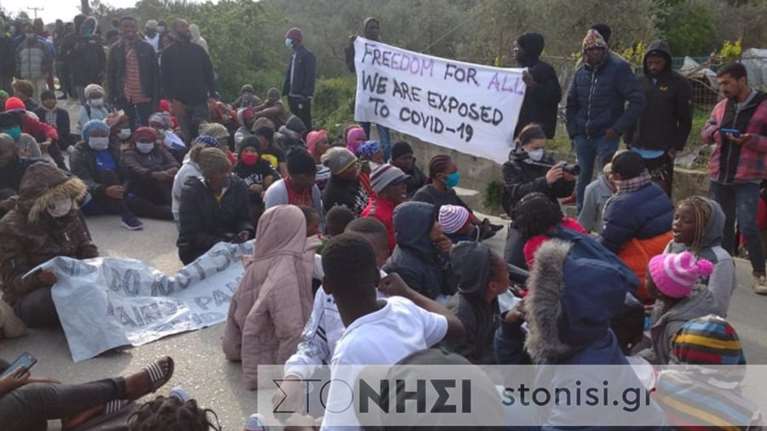 Μόρια: Κατάληψη στην είσοδο του ΚΥΤ από πρόσφυγες και μετανάστες - Ζητούν να φύγουν λόγω κορονοϊού