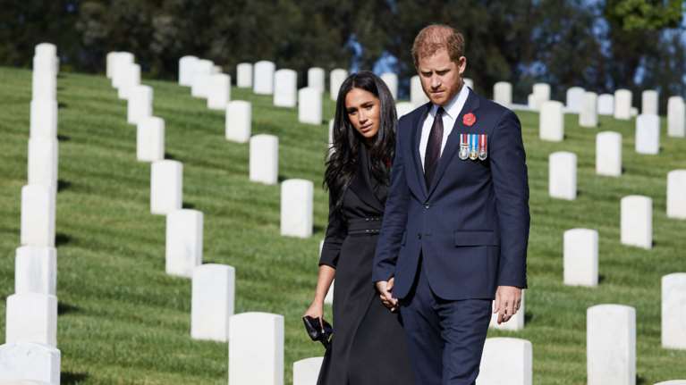 Κατακραυγή για Χάρι -Μέγκαν: Η στημένη φωτογράφηση στο νεκροταφείο &amp; η υποκρισία