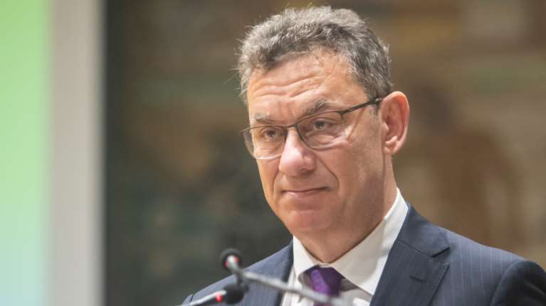 Τραμπ: Η στιγμή που γιουχάρουν τον Άλμπερτ Μπουρλά στον Λευκό Οίκο - Χαμογελάει αμήχανα ο Αμερικανός πρόεδρος [βίντεο]