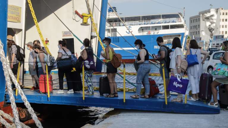 Μπροστά στο έκτο κύμα κορονοϊού μέσα στο καλοκαίρι: Ανησυχία από την άνοδο κρουσμάτων και νοσηλειών