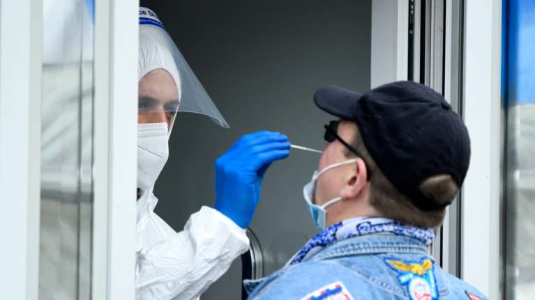 Κορονοϊός: 580 κρούσματα και 24 θάνατοι - Στους 398 οι διασωληνωμένοι