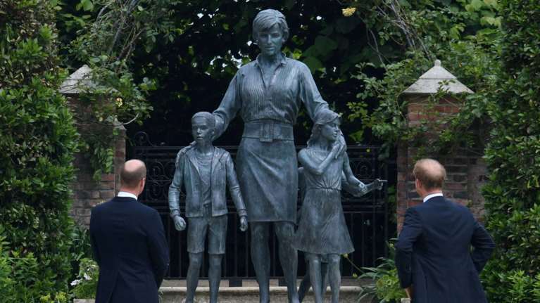 Αγεφύρωτο το χάσμα ανάμεσα στους διαδόχους: &quot;Ο πρίγκιπας Ουίλιαμ δεν μπορεί να συγχωρήσει τον Χάρι&quot;