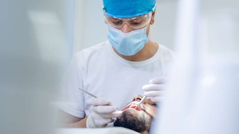 Σύλληψη οδοντιάτρου στην Ηλιούπολη μετά από καταγγελία ασθενή - Λειτουργούσε οδοντιατρείο χωρίς άδεια