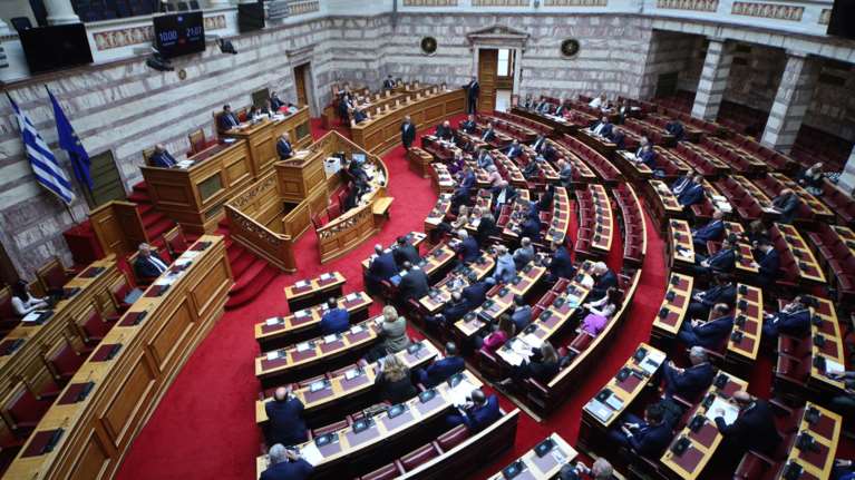 Βουλή: Live η συζήτηση στην Ολομέλεια για το πόρισμα της Εξεταστικής για τα Τέμπη