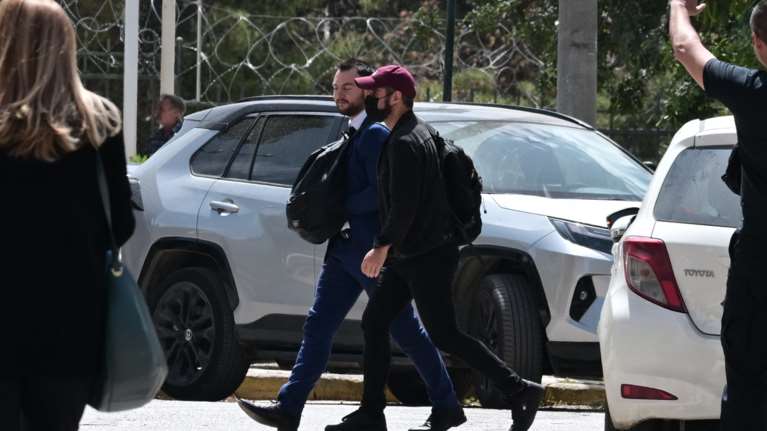 Στον ανακριτή ο Φλώρος: Εβαλε σακίδιο μπροστά στα χέρια για να κρύβει τις χειροπέδες [εικόνες]