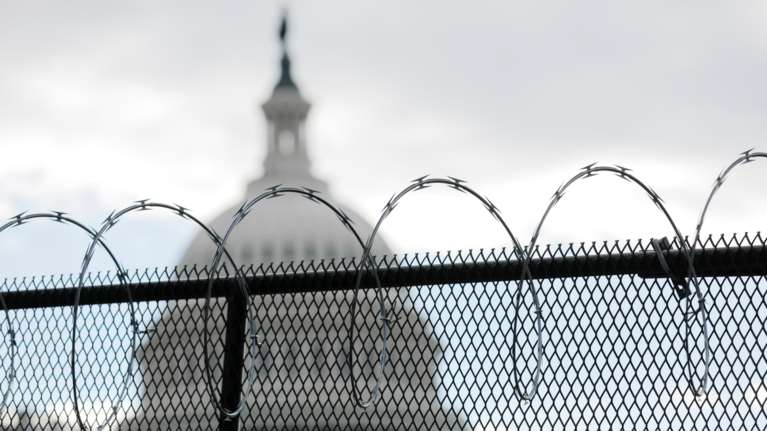 Κινητοποίηση στο Καπιτώλιο: Άνδρας έπεσε με το ΙΧ του σε οδόφραγμα και αυτοκτόνησε