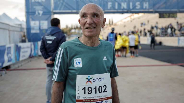 Συγκινεί ο 88χρονος που έτρεξε τον 12ο Μαραθώνιό του: &quot;Δεν έχω καπνίσει ποτέ, πίνω λίγο τσίπουρο για φάρμακο&quot;