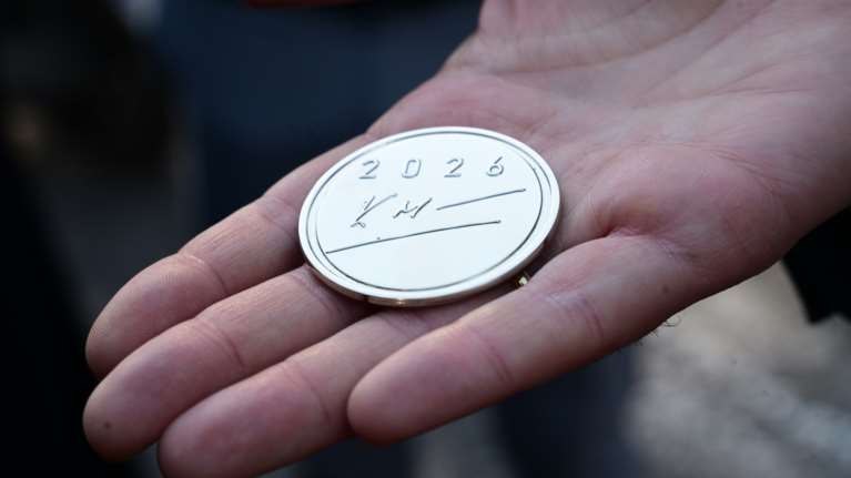 Κυριάκος Μητσοτάκης: Έδωσε ασημένιο γούρι με τα αρχικά του στους βουλευτές της ΝΔ [εικόνες]