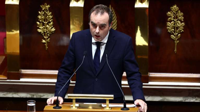 Απομακρύνεται το ενδεχόμενο εκλογών στη Γαλλία - Ο Λεκορνί &quot;παγώνει&quot; την αντιδημοφιλή μεταρρύθμιση του συνταξιοδοτικού