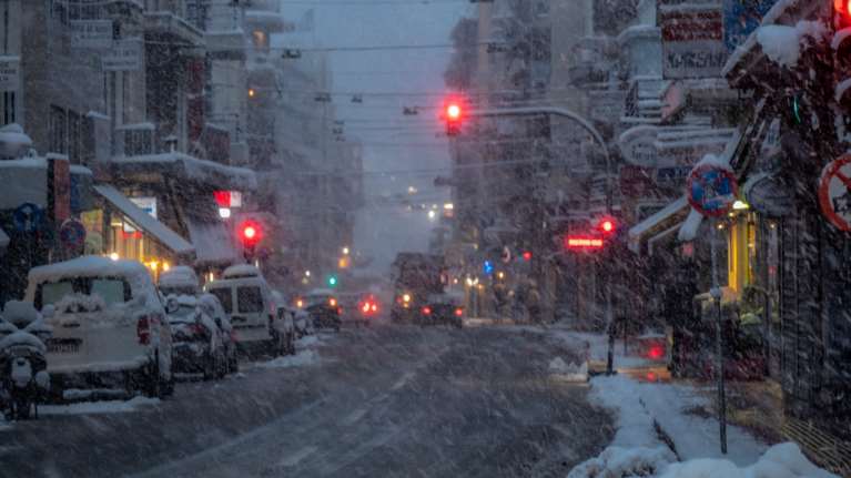 Χιονοκαταιγίδα &quot;χτυπά&quot; τον Βόλο - Περιορισμένη ορατότητα ακόμη και στο κέντρο της πόλης