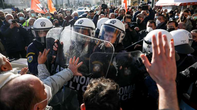 Επεισόδια και χημικά σε συγκέντρωση της ΠΟΕΔΗΝ στην Πανεπιστημίου [εικόνες - βίντεο]