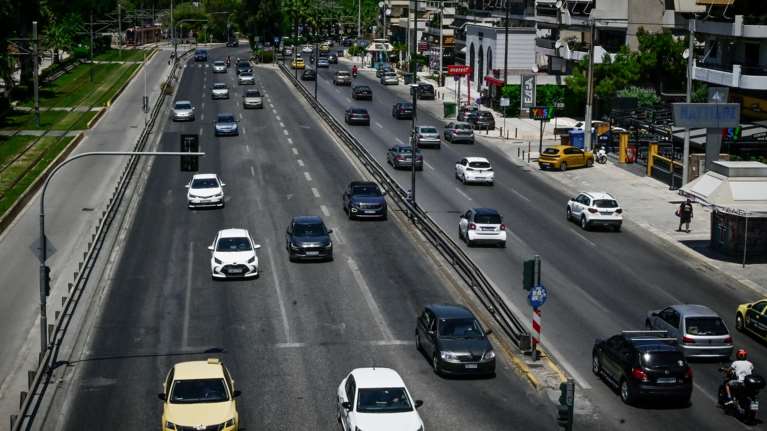 Πάνω από 300.000 οχήματα χωρίς ασφάλεια, ΚΤΕΟ και τέλη κυκλοφορίας: Ερχονται &quot;ραβασάκια&quot; της εφορίας με βαριά πρόστιμα